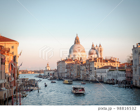 ヴェネツィア アカデミア橋からの夕焼け アッカデーミア橋からの景色 ヴェネツィア アカデミア橋からの夕焼け アッカデーミア橋からの景色 98816532
