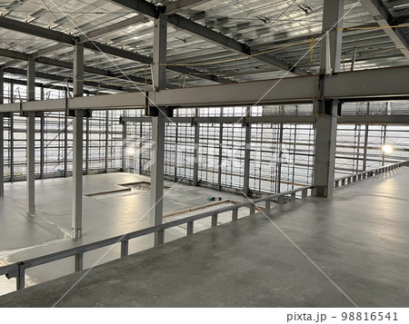 工場建設現場の床打設後の内観 98816541