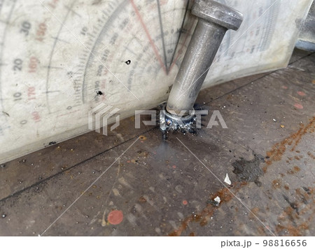 スタッドボルト溶接の曲げ検査のアップ 98816656