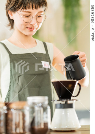 開放的なカフェで入れるドリップコーヒーとその店員 98816869