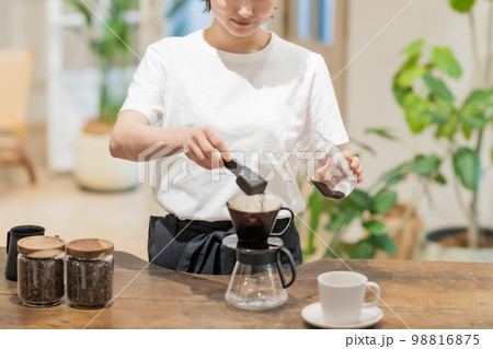 コーヒードリップをする若い女性店員　顔無し 98816875