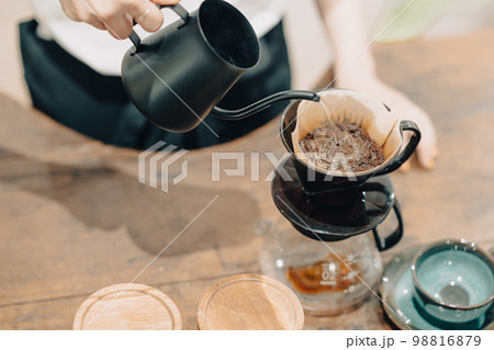 コーヒードリップをする若い女性店員　顔無し 98816879