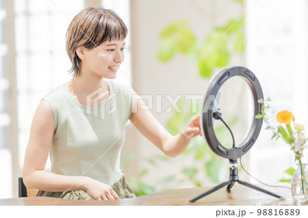 動画配信でいいねを押す若い女性 98816889