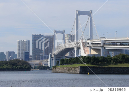 東京都港区芝浦とお台場を結ぶレインボーブリッジ 98816966
