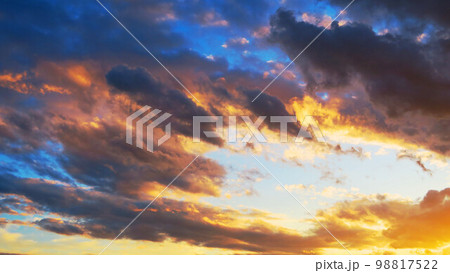 夕焼け空の風景(埼玉県川口市付近) 夕焼け空の風景(埼玉県川口市付近) 98817522