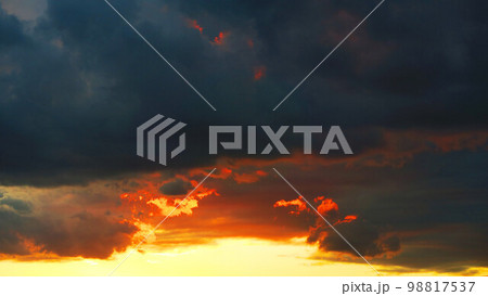 夕焼け空の風景（埼玉県川口市付近） 98817537