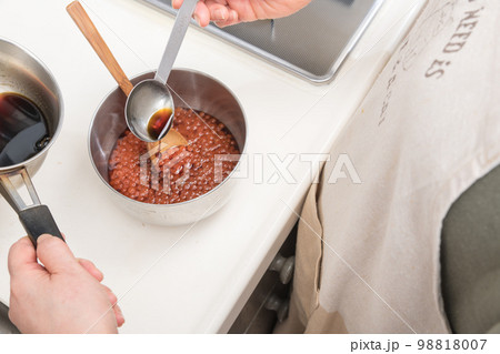【イクラの醤油漬けを作るために、生イクラを自家製タレに馴染ませる】 【イクラの醤油漬けを作るために、生イクラを自家製タレに馴染ませる】 98818007
