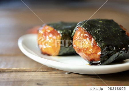 甘辛く味付けしたイモ団子の磯部巻き 98818096