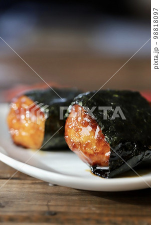 甘辛く味付けしたイモ団子の磯部巻き 甘辛く味付けしたイモ団子の磯部巻き 98818097