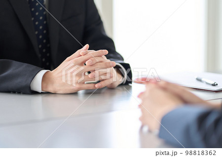 社員の面談をする管理職の男性 98818362