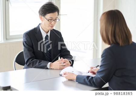 ビジネスのインタビューを行う女性 98818365
