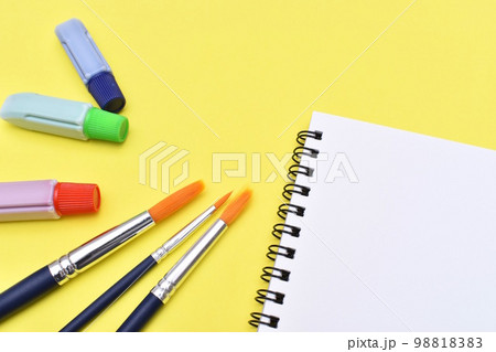 絵の具とスケッチブック 98818383