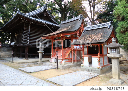 京都にある日本の神社:岩清水八幡境内にある御本社の裏にある末社群の風景 京都にある日本の神社:岩清水八幡境内にある御本社の裏にある末社群の風景 98818743
