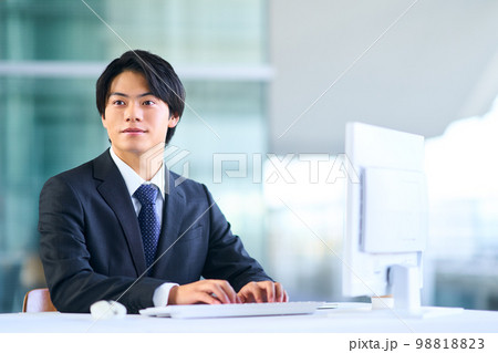 ビジネスシーン　若手 98818823