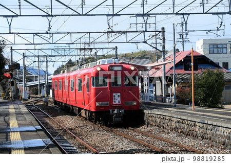 赤い電車(名鉄電車)の走る風景 98819285