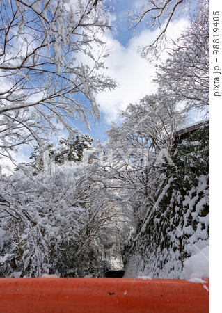 雪の積もった京都大原の風景 98819406
