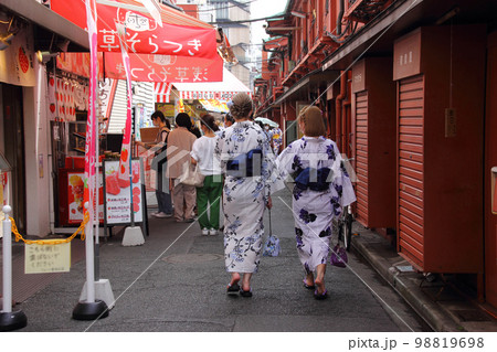 若い女性のユカタの後ろ姿を路地裏で見た、浅草の下町の夏は和風が良く似合う 98819698