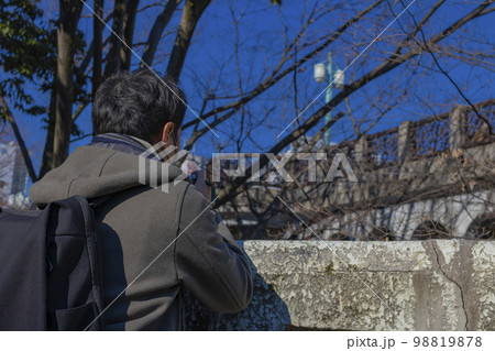 王子 橋を見る男性の後ろ姿 王子 橋を見る男性の後ろ姿 98819878