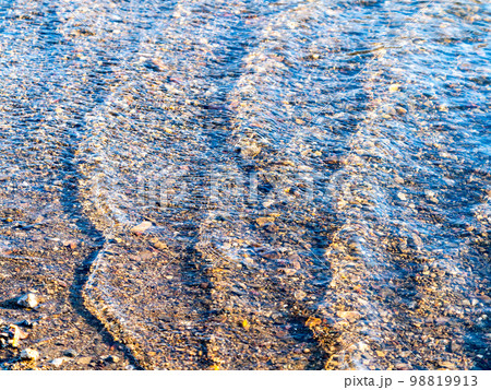 川の流れで現れた風紋のような美しい模様 川の流れで現れた風紋のような美しい模様 98819913