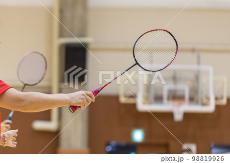 体育館でバドミントンの試合をしているところ 98819926
