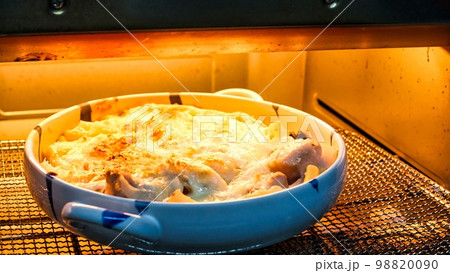 たっぷりチーズのグラタンを作る 98820090