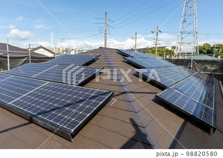 屋根の葺き替え工事が終わり、以前取り付けていた太陽光パネルを設置したところ 屋根の葺き替え工事が終わり、以前取り付けていた太陽光パネルを設置したところ 98820580