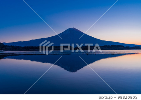 （静岡県）冬の田貫湖・富士山　夜明け前 98820805