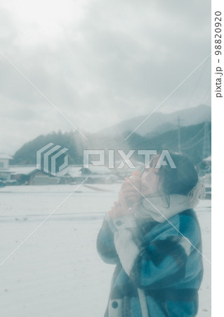 雪の中若い女性が暖かい飲み物を持っている写真 雪の中若い女性が暖かい飲み物を持っている写真 98820920