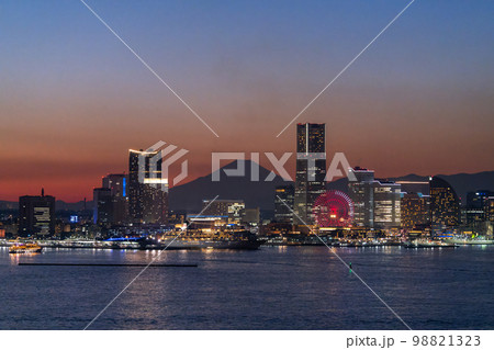 《神奈川県》横浜の夜景と出港する豪華客船・富士山も一望 98821323