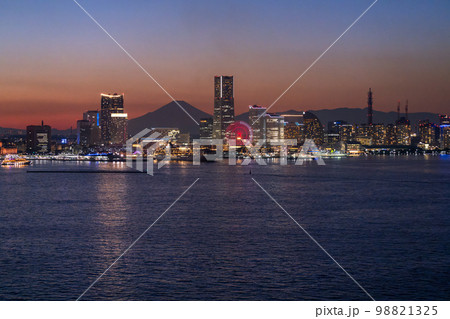 《神奈川県》横浜の夜景と出港する豪華客船・富士山も一望 98821325