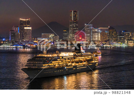 《神奈川県》横浜の夜景と出港する豪華客船・富士山も一望 98821348