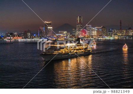 《神奈川県》横浜の夜景と出港する豪華客船・富士山も一望 98821349