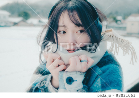 冬の自然光に包まれた女性の感情ポートレート 冬の自然光に包まれた女性の感情ポートレート 98821663