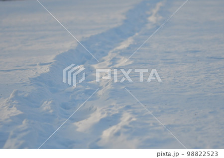人の足跡で出来た雪道 98822523