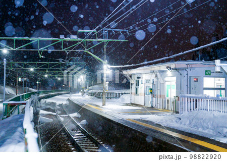 雪降る夜の無人駅 雪降る夜の無人駅 98822920