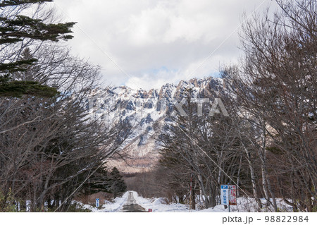 スキー場から眺める雪山の風景 スキー場から眺める雪山の風景 98822984