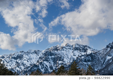 ゲレンデから眺める美しい雪山の眺望 ゲレンデから眺める美しい雪山の眺望 98822990