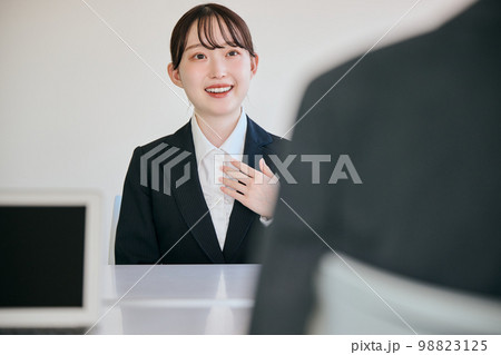 企業の面接を受ける若い女性 98823125