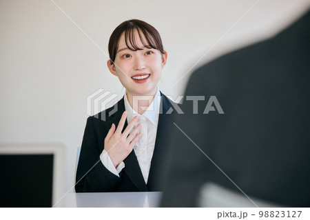 企業の面接を受ける若い女性 98823127