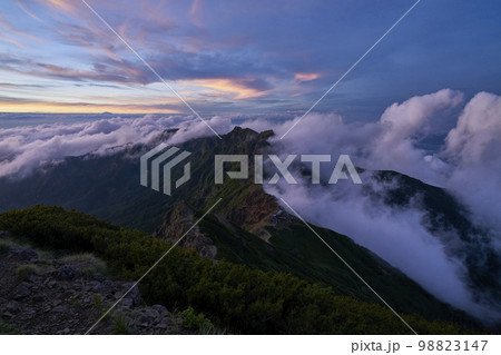 夕暮れの八ヶ岳稜線(赤岳~横岳) 夕暮れの八ヶ岳稜線(赤岳~横岳) 98823147