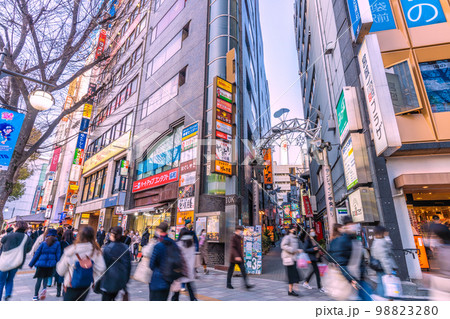 日本の東京都市景観　池袋駅前のサンシャイン中央通りなどを望む 98823280