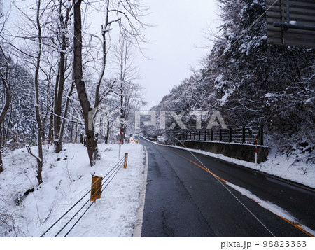 雪の日の道路 雪の日の道路 98823363
