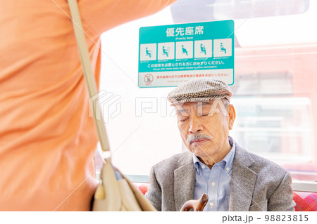 優先座席に座れてホッとするシニア男性　居眠り 98823815