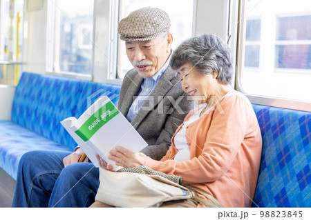 電車で旅行に出かけるシニア夫婦 電車で旅行に出かけるシニア夫婦 98823845