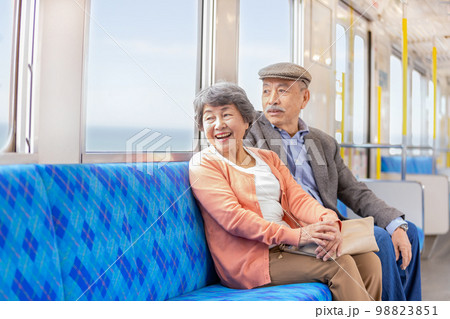 電車で旅行に出かけるシニア夫婦 98823851