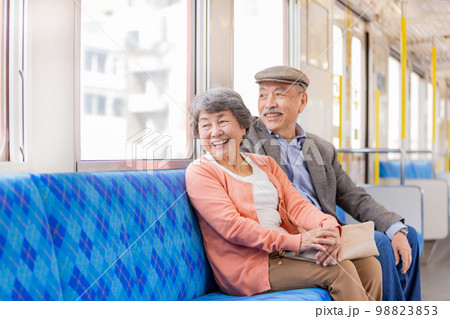 電車で旅行に出かけるシニア夫婦 電車で旅行に出かけるシニア夫婦 98823853