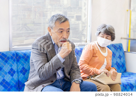 電車でマスクをする女性としない男性 コロナ規制緩和 倫理的ジレンマ 電車でマスクをする女性としない男性 コロナ規制緩和 倫理的ジレンマ 98824014