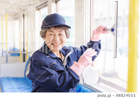 鉄道で働くシニア女性　シルバー人材 98824033
