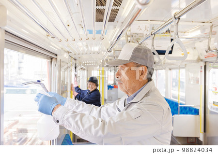 鉄道で働くシニア男女 シルバー人材 鉄道で働くシニア男女 シルバー人材 98824034