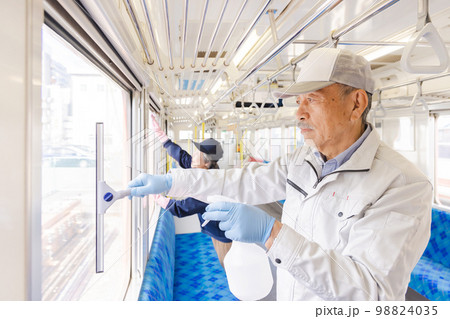 鉄道で働くシニア男女　シルバー人材 98824035